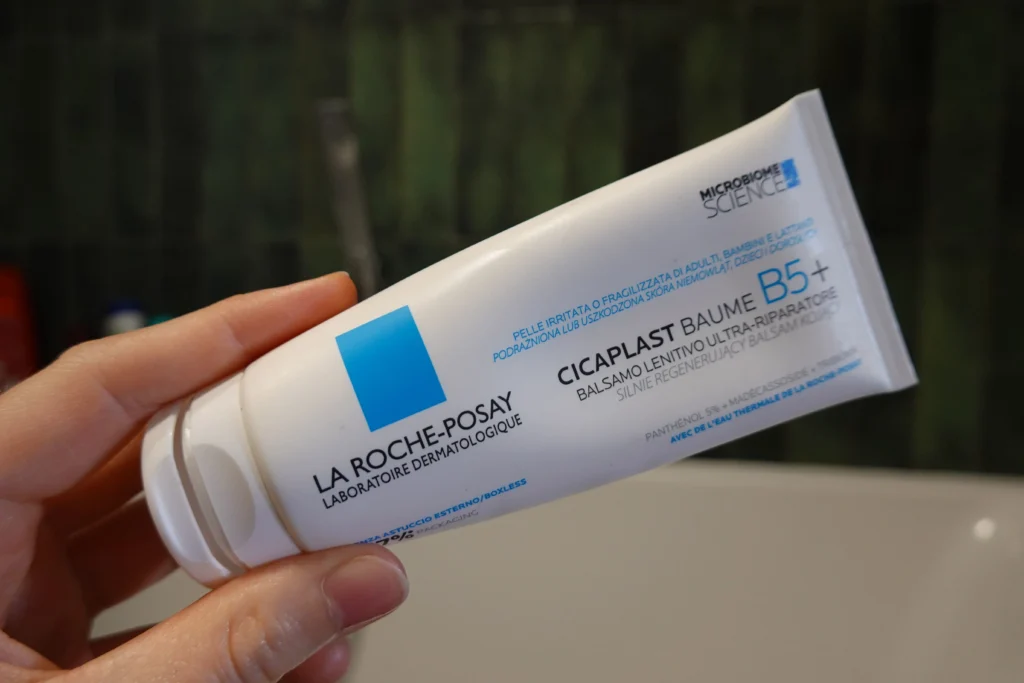 La Roche-Posay Cicaplast Baume B5+ trzymany w kobiecej dłoni
