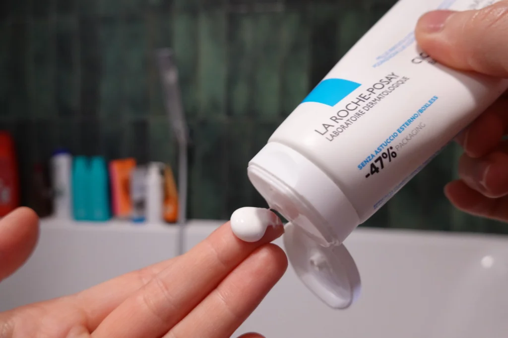 La Roche-Posay Cicaplast Baume B5+ - aplikacja na dłoń