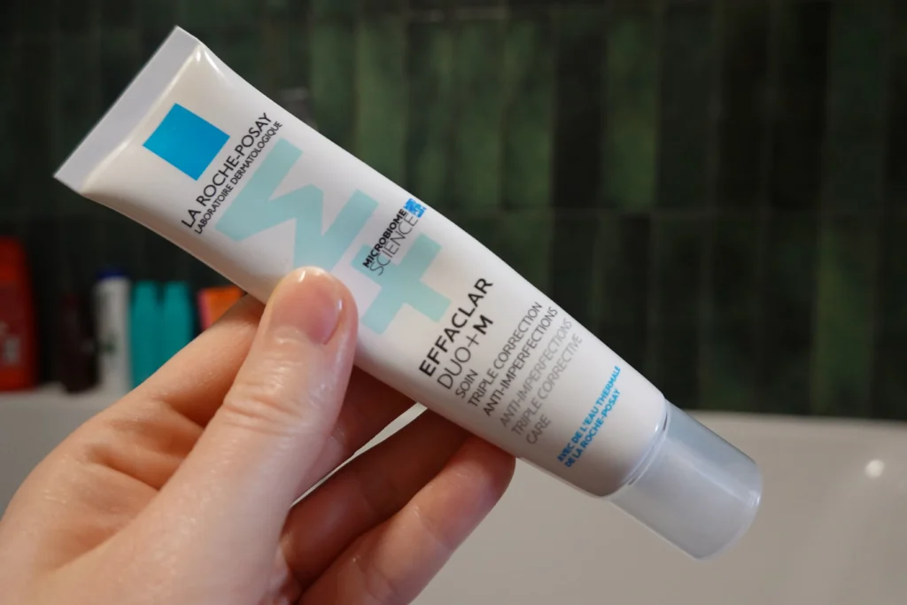 La Roche-Posay Effaclar Duo+M na tle łazienki
