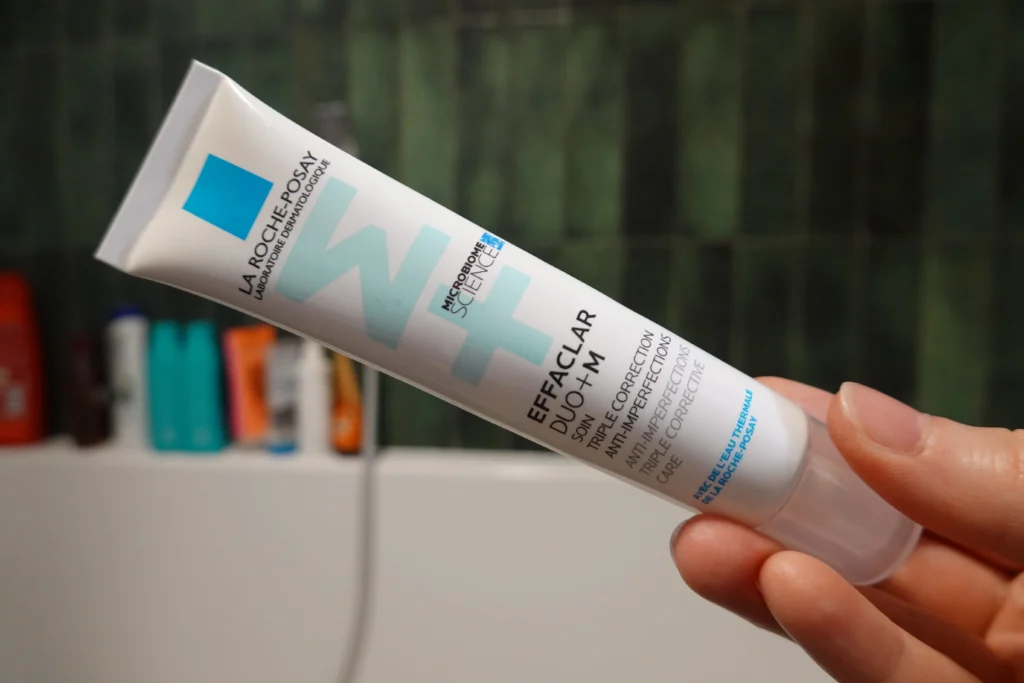 La Roche-Posay Effaclar Duo+M trzymany w kobiecej dłoni