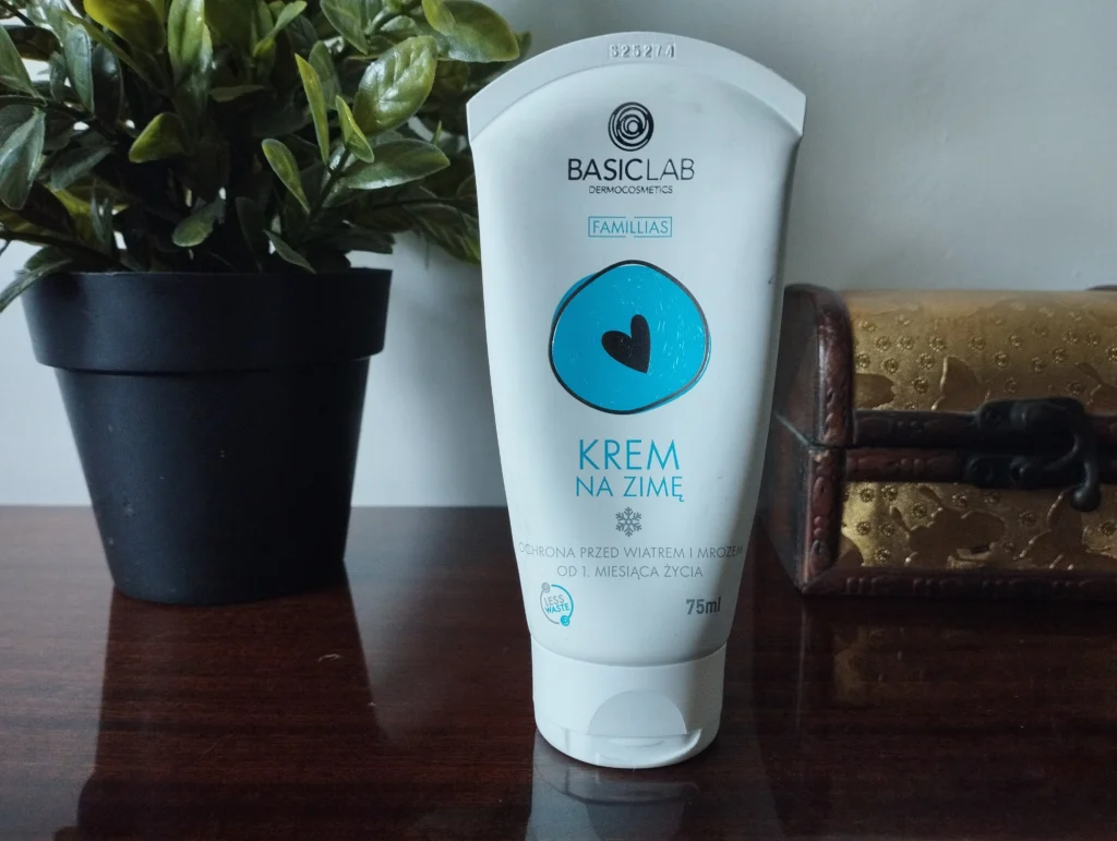 BasicLab Dermocosmetics Bogaty Krem Lipidowy Na Zimę na kredensie, obok roślinka i szkatułka na biżuterię
