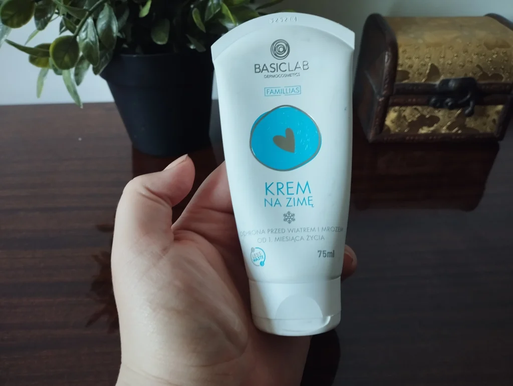 BasicLab Dermocosmetics Bogaty Krem Lipidowy Na Zimę trzymany w kobiecej dłoni 