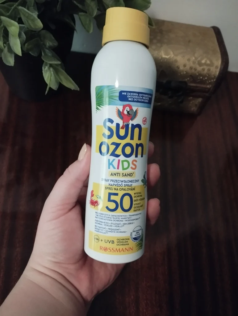 Sunozon Kids Spray przeciwsłoneczny dla dzieci wodoodporny UVA/UVB SPF 50 trzymany w kobiecej dłoni