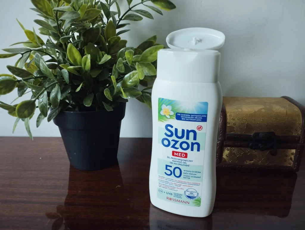 Sunozon Med Żel przeciwsłoneczny otwarte opakowanie na komodzie
