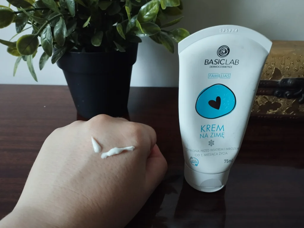 BasicLab Dermocosmetics Bogaty Krem Lipidowy Na Zimę konsystencja na dłoni 
