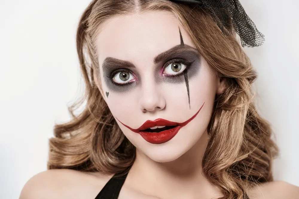 Młoda dziewczyna w makijażu na Halloween