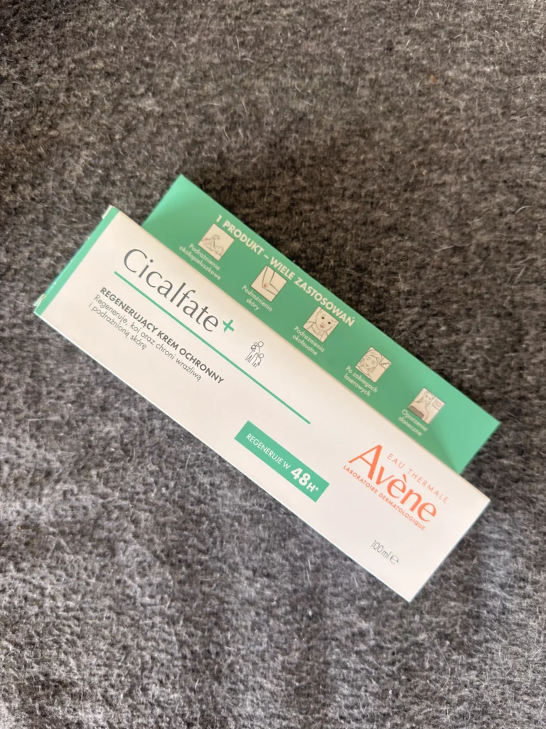 Avène Cicalfate+ regenerujący krem ochronny na szarym tle w opakowaniu papierowym