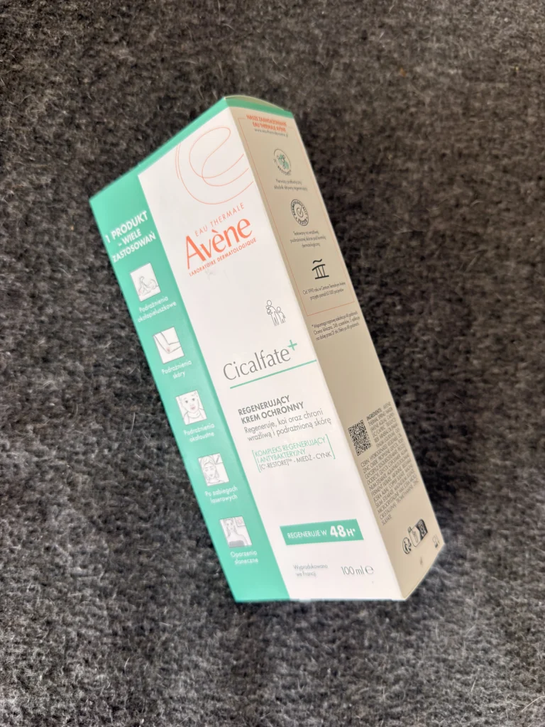 Avène Cicalfate+ regenerujący krem ochronny na szarym tle, tekturowe opakowanie