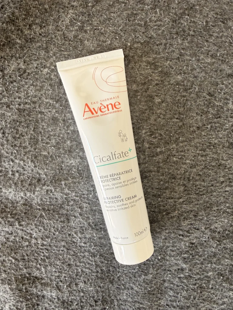 Avène Cicalfate+ regenerujący krem ochronny na szarym tle