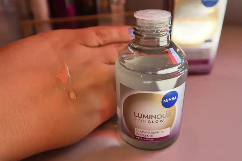 NIVEA Luminous630 glow-esencja w płynie peeling mikrozłuszczający - konsystencjha na dłoni