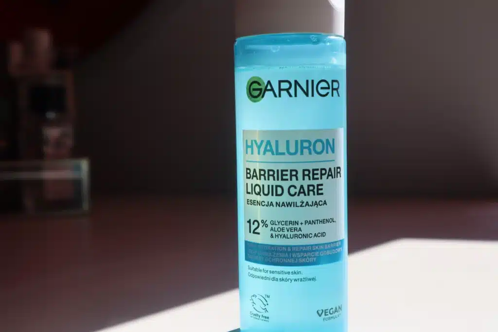 Nawilżająca esencja do twarzy Garnier Hyaluron