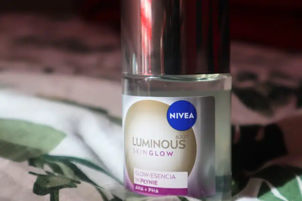 NIVEA Luminous630 glow-esencja w płynie peeling mikrozłuszczający - zbliżenie na kosmetyk