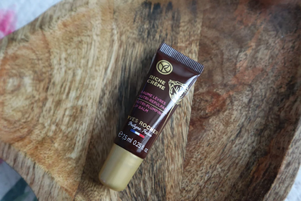 Yves Rocher Riche Créme Balsam do ust odżywiający i wygładzający na drewnianej podkładce