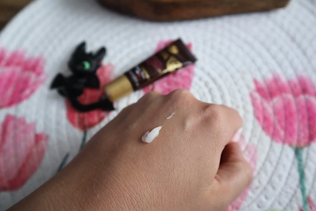 Yves Rocher Riche Créme Balsam do ust odżywiający i wygładzający - konsystencja na kobiecej dłoni
