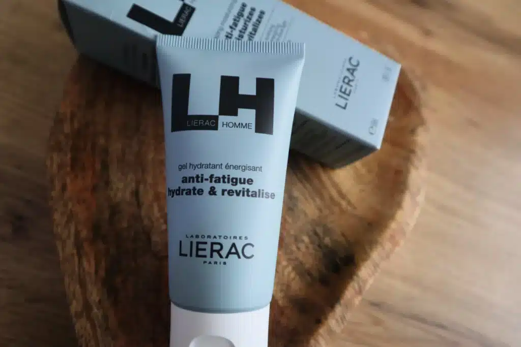 Lierac Homme LH Nawilżający Żel Energizujący – tuba 50 ml na tle pudełka, zbliżenie na logo LH