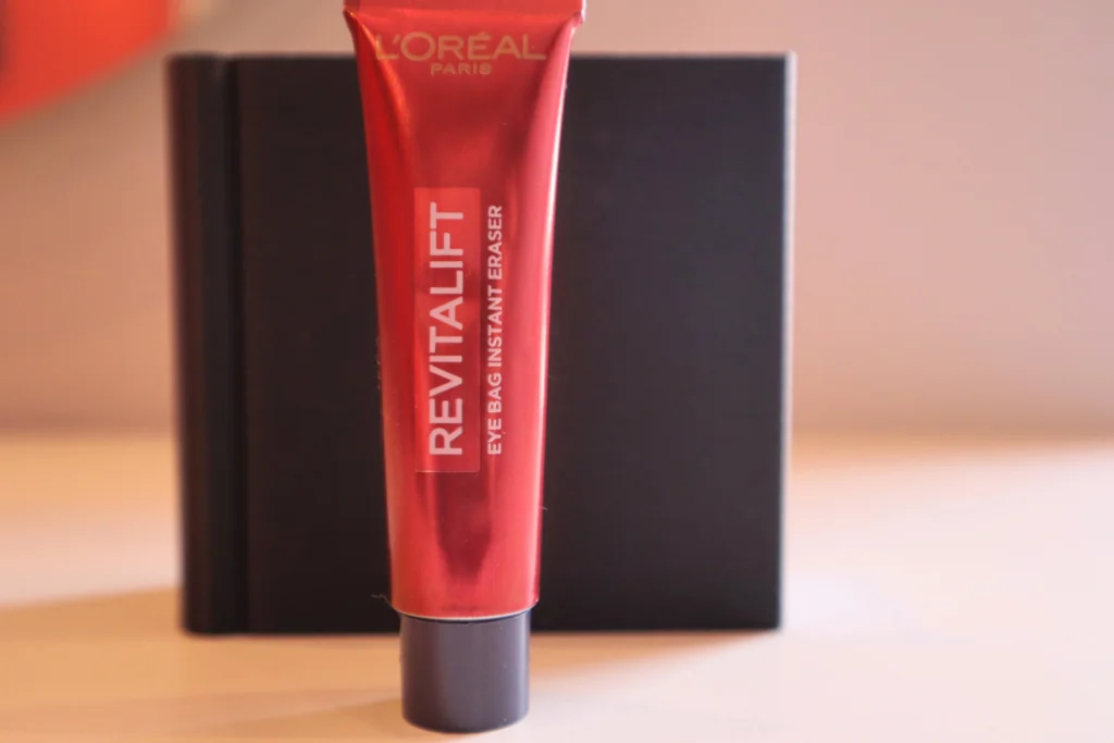Reduktor cieni i worków pod oczami L'Oréal Paris Revitalift Laser Eye Bag Instant Eraser po wyjęciu z opakowania
