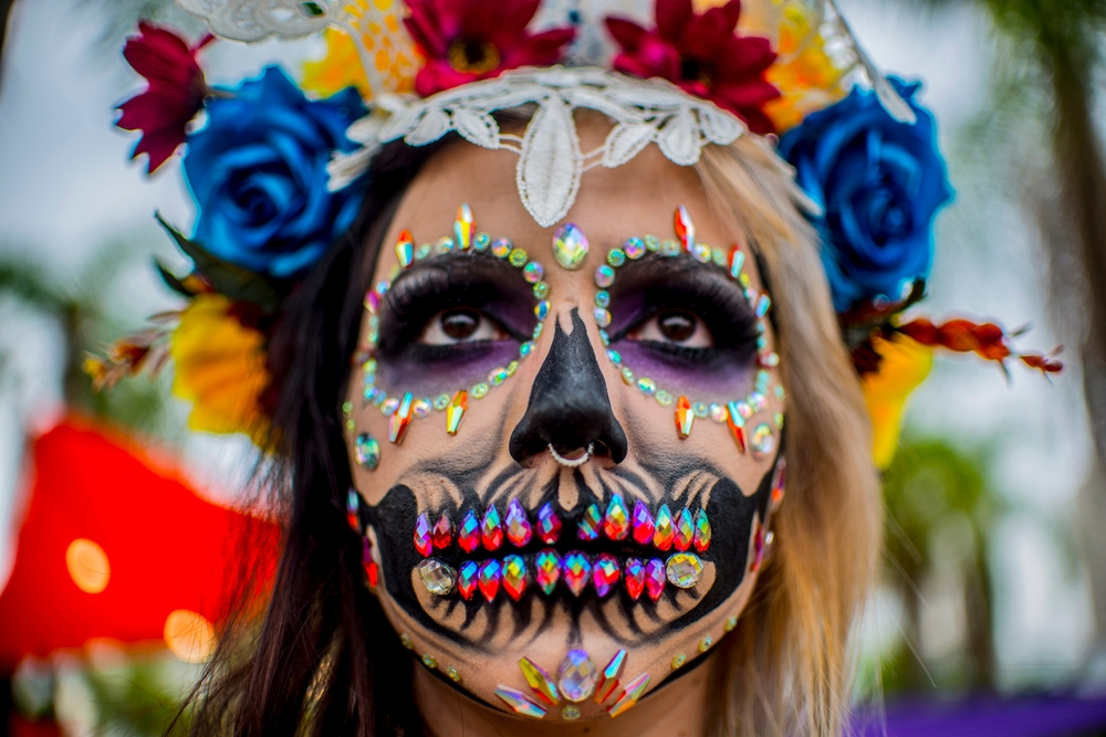 Charakteryzacja calavera z kryształkami i wiankiem kwiatowym — czarny obrys czaszki na białej bazie