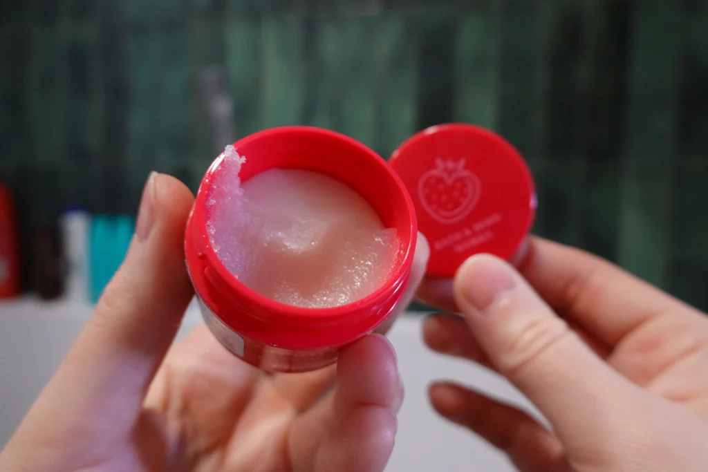 Bath & Body Works Strawberry Pound Cake Peeling do ust - konsystencja kosmetyku