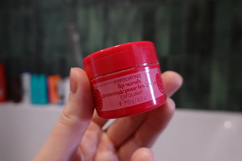 Bath & Body Works Strawberry Pound Cake Peeling do ust zbliżenie na opakowanie
