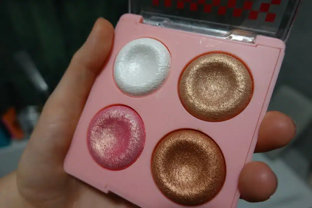 Lovely Gleam & Dream Face Glow Palette paleta rozświetlaczy do twarzy i ciała - zblizenie na kosmetyk