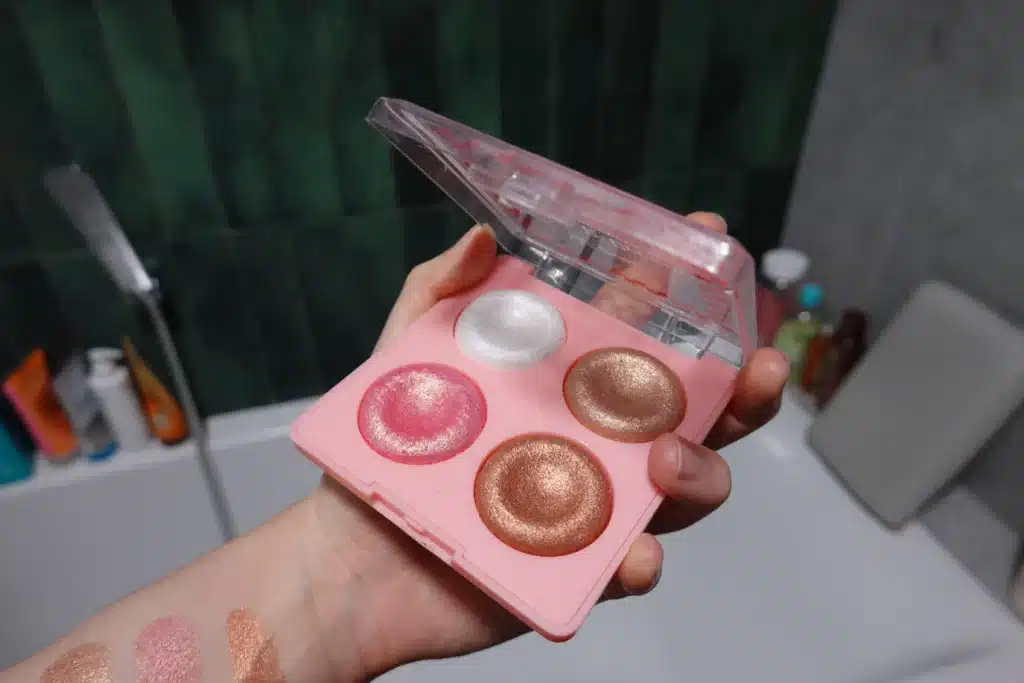 Lovely Gleam & Dream Face Glow Palette paleta rozświetlaczy do twarzy i ciała - owarte opakowanie
