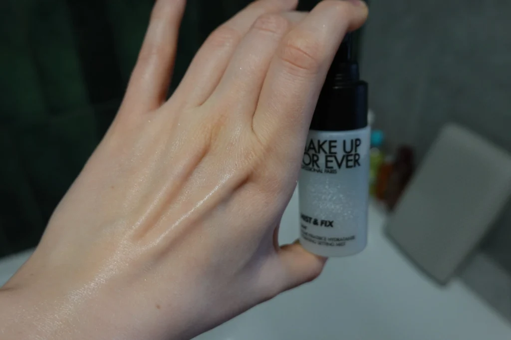 Make Up For Ever Mist & Fix Mini mgiełka utrwalająca pod makijaż - efekt na skórze na dłoni 
