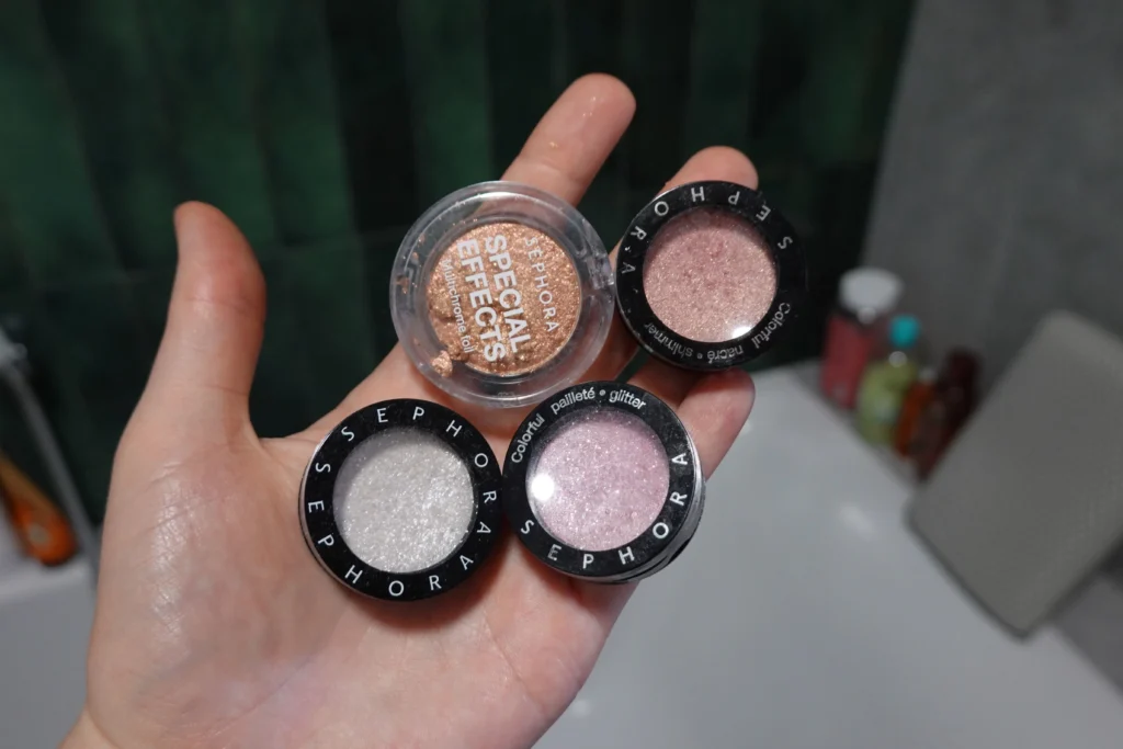 Pojedyncze cienie do powiek Sephora Collection - prezentacja 4 kolorów na kobiecej dłoni