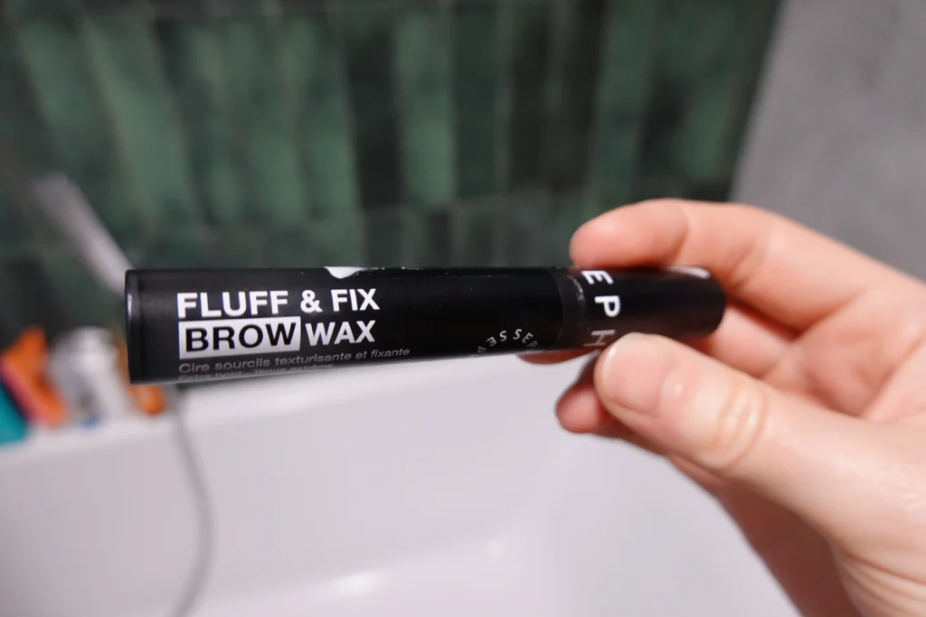 wosk do brwi od Sephora Collection trzymany w kobiecej dłoni w łazience