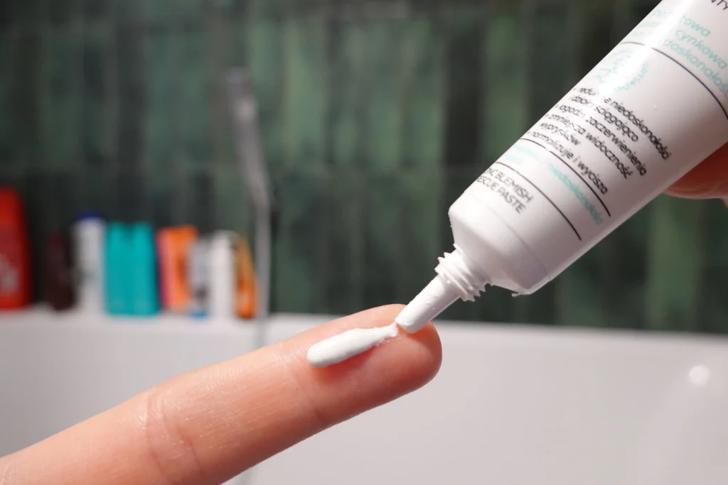 Cynkowa punktowa na niedoskonałości Bielenda Acne Remedium konsystencja na palcu
