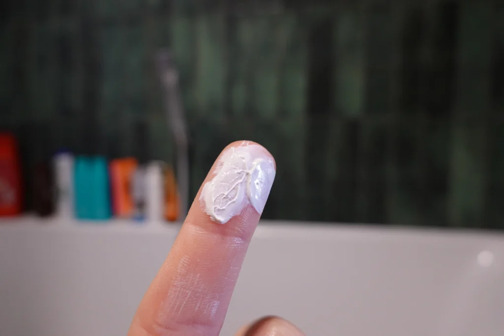 Cynkowa punktowa na niedoskonałości Bielenda Acne Remedium - próbka na skórze